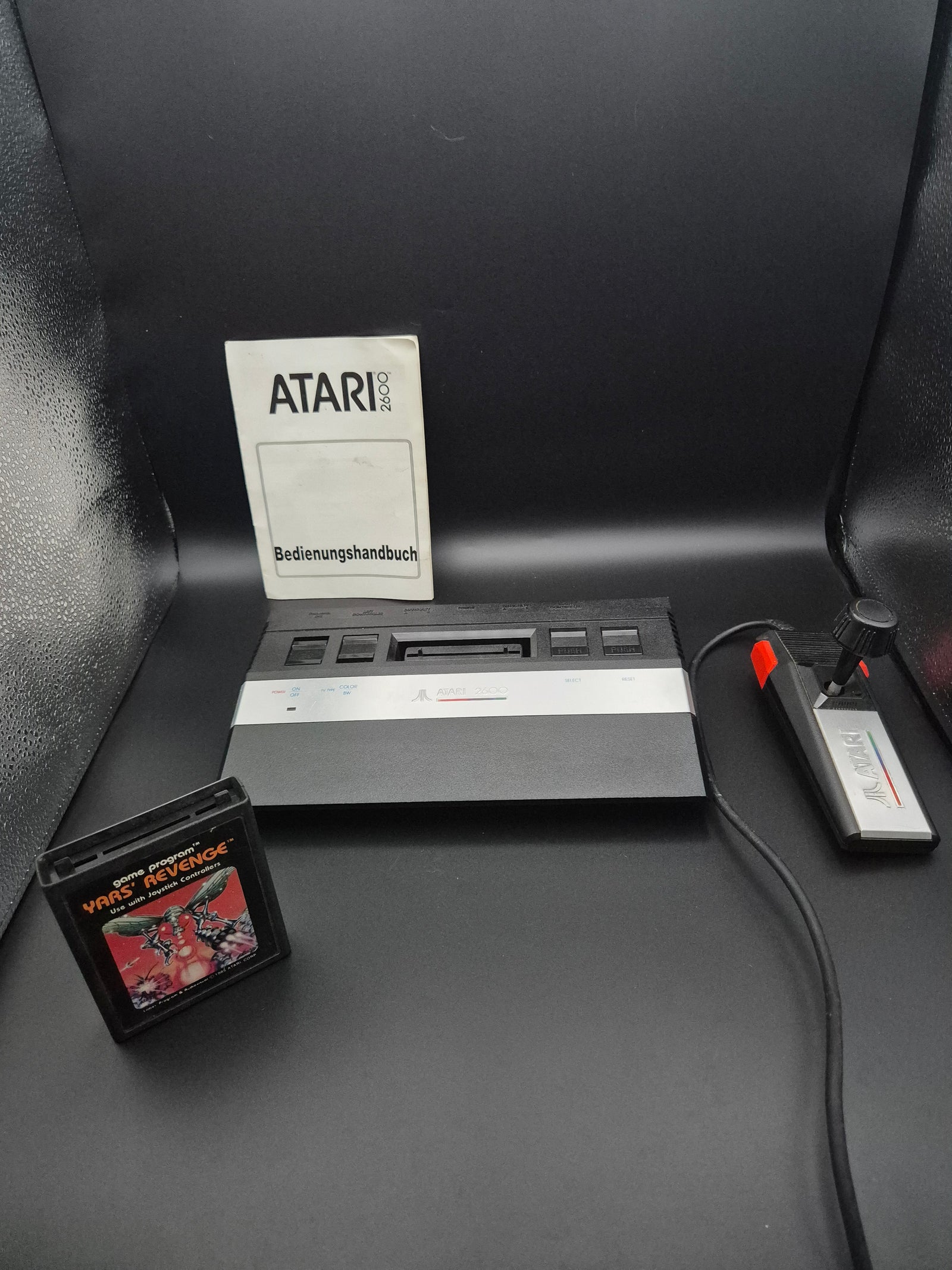 Atari 2600 Konsole – Komplettset mit Joystick, Spiel „Yars’ Revenge“ & Handbuch